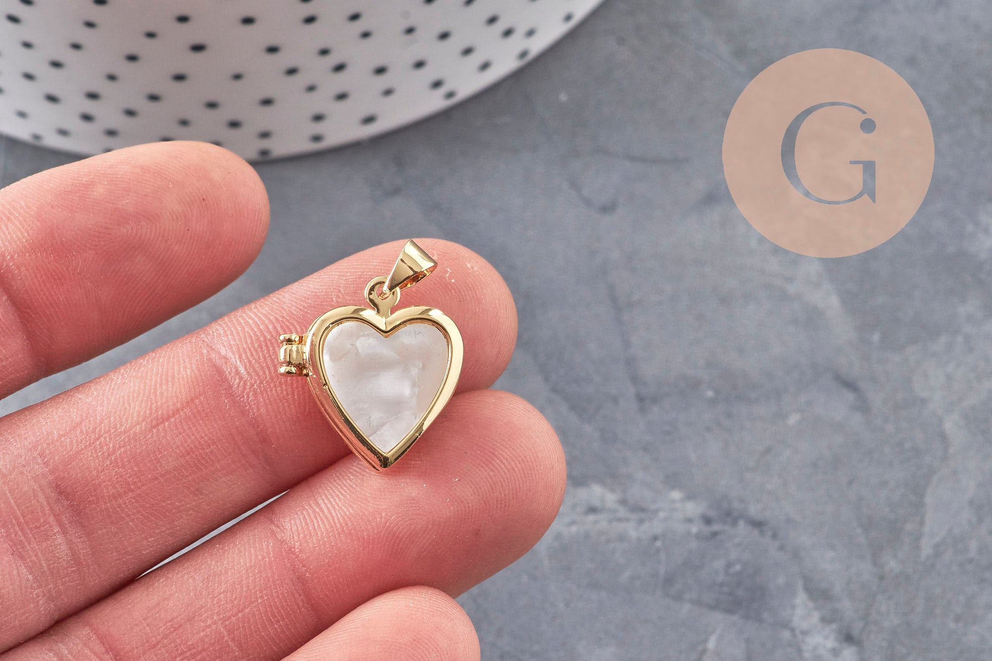 Pendentif locket rond laiton doré 18K coeur nacre naturelle 18.5mm, x1 (G11136)