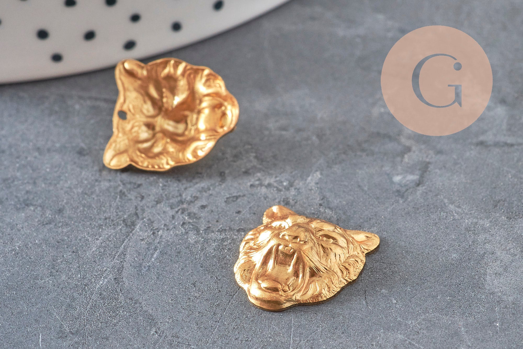 Raw brass tiger relief pendant 16mm, x1 (G10163)