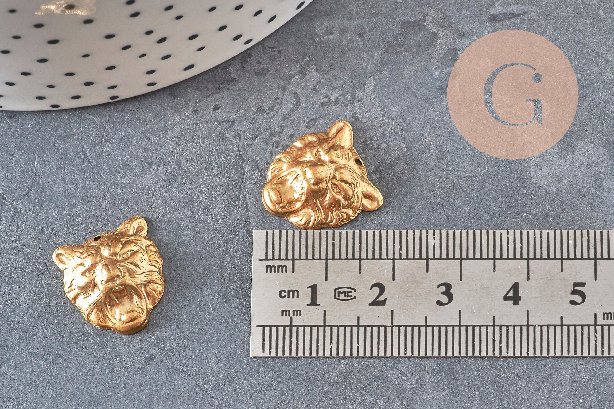 Raw brass tiger relief pendant 16mm, x1 (G10163)