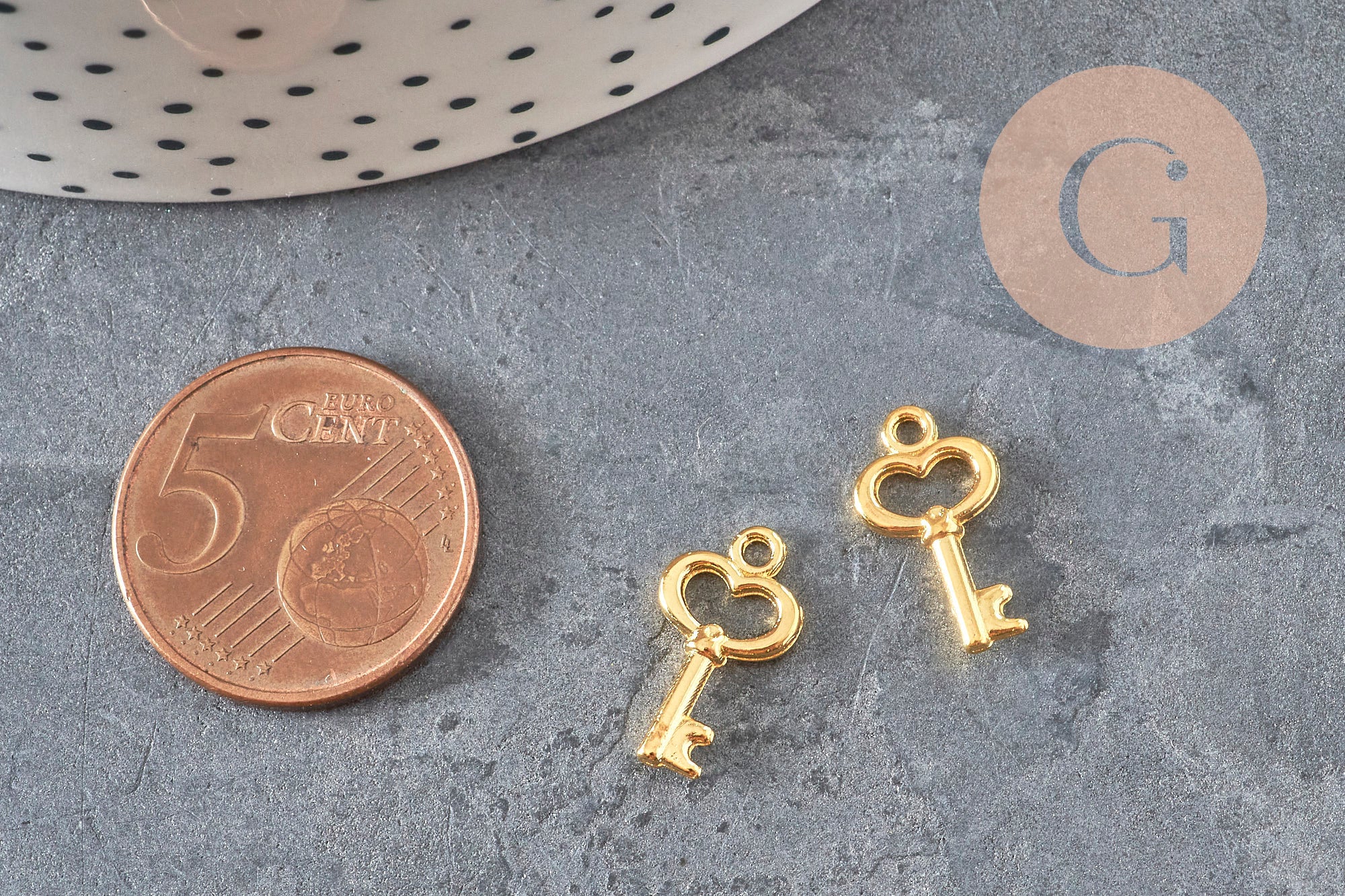Zamac gold key charm 15.5mm, x10 VALID