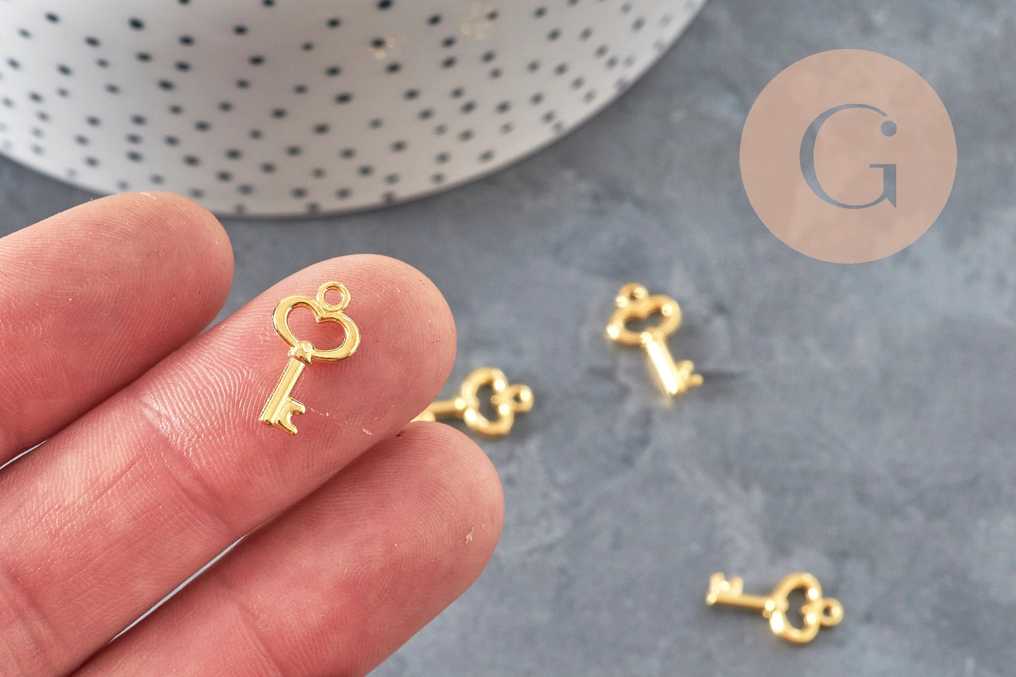 Zamac gold key charm 15.5mm, x10 VALID