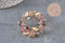 Broche de flores de circonitas multicolor de zamac dorado esmaltado de 41mm, x1 VÁLIDA