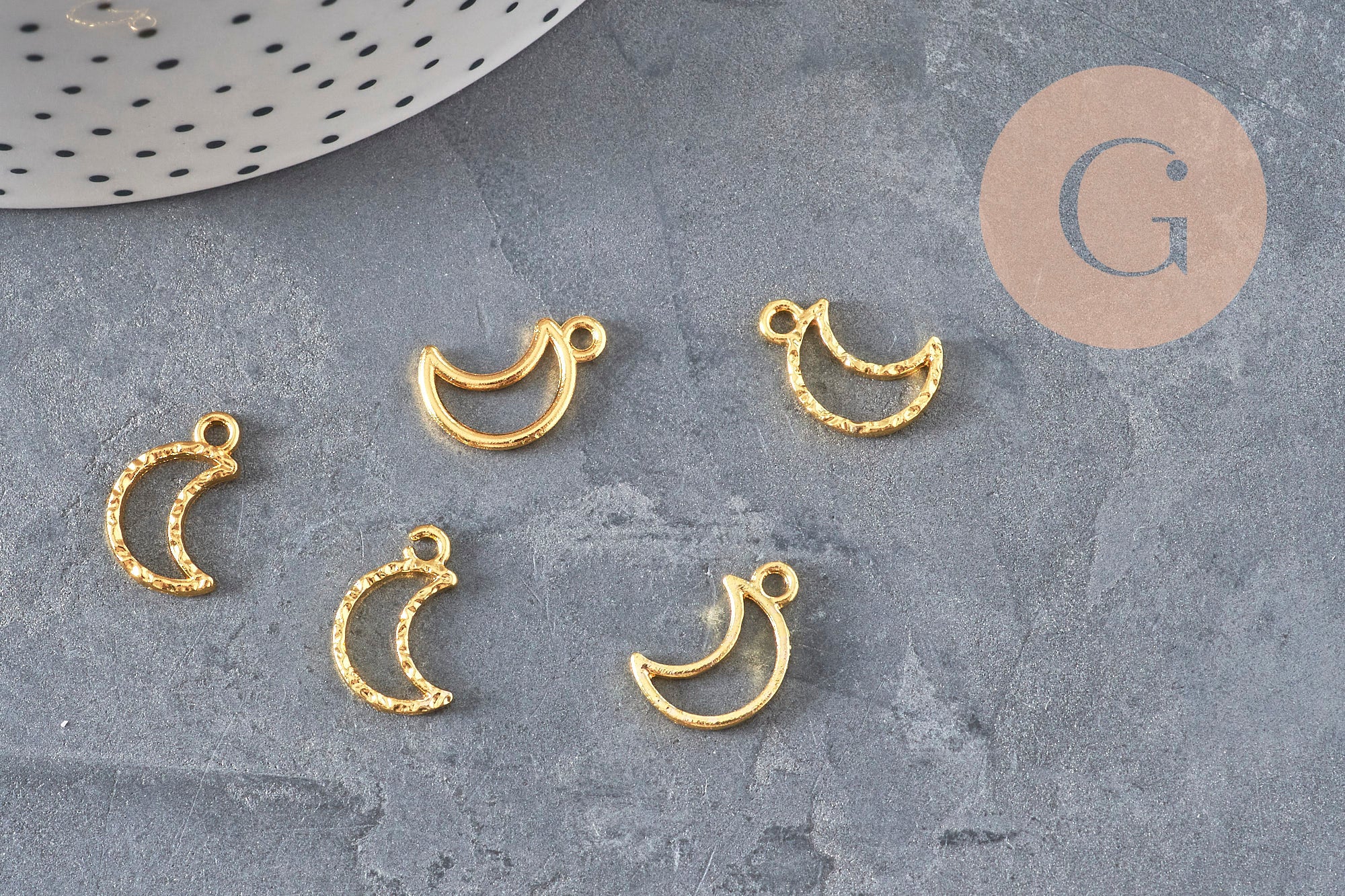 Textured hollow moon charm, gilded zamak 15mm, x5 (G11221)
