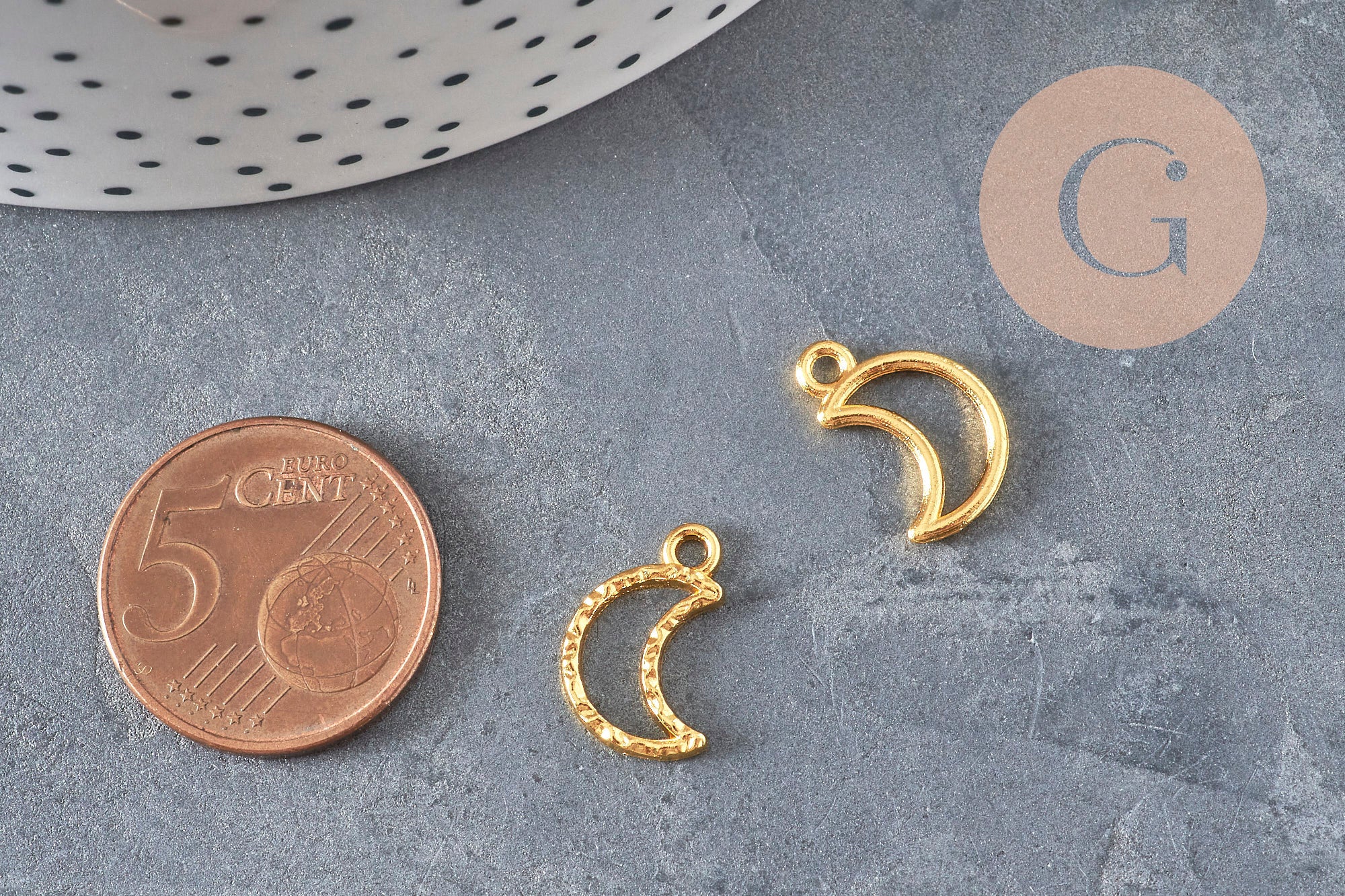 Textured hollow moon charm, gilded zamak 15mm, x5 (G11221)