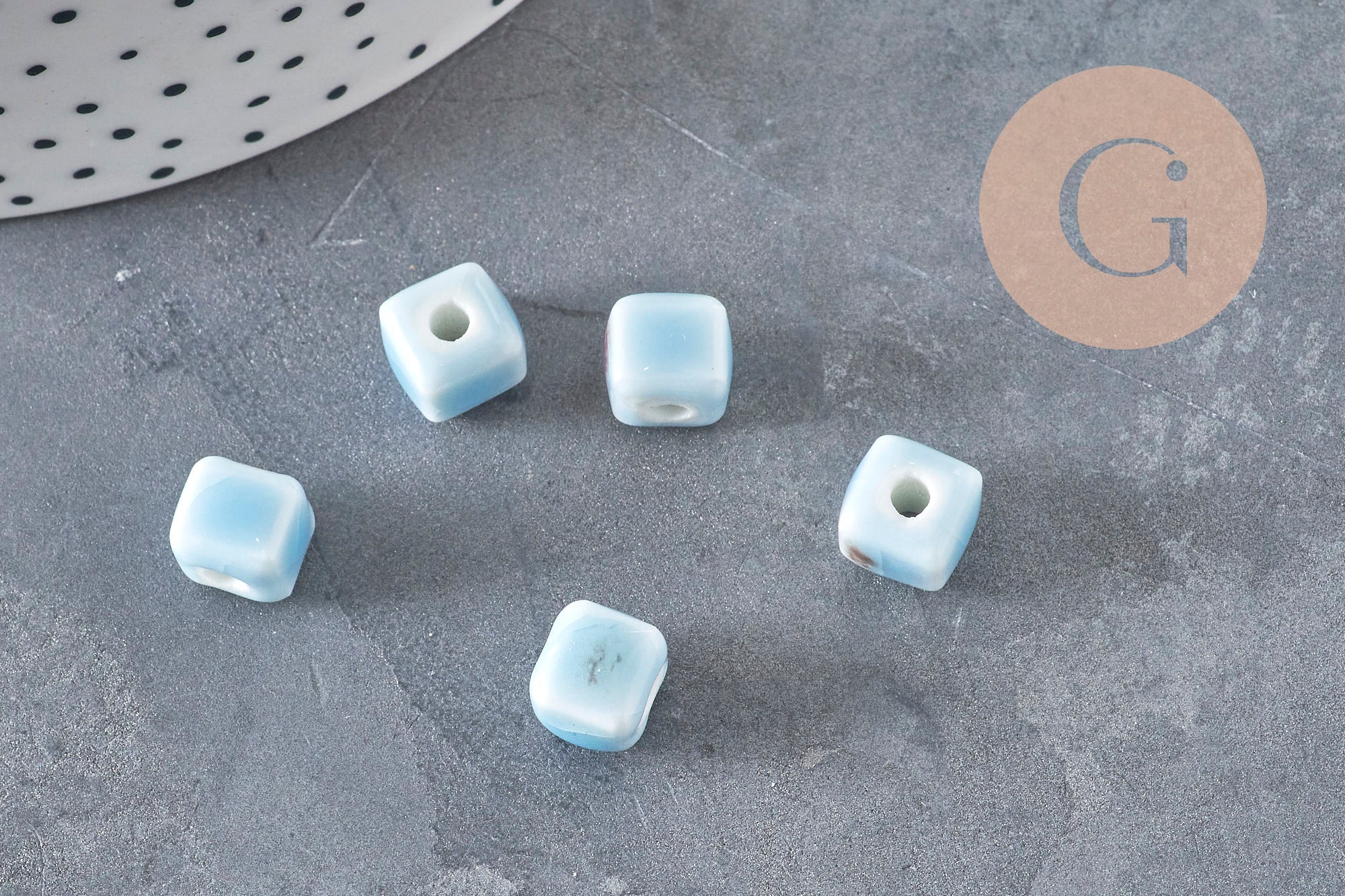 Light blue ceramic cube beads 8mm, x5 (G11240)