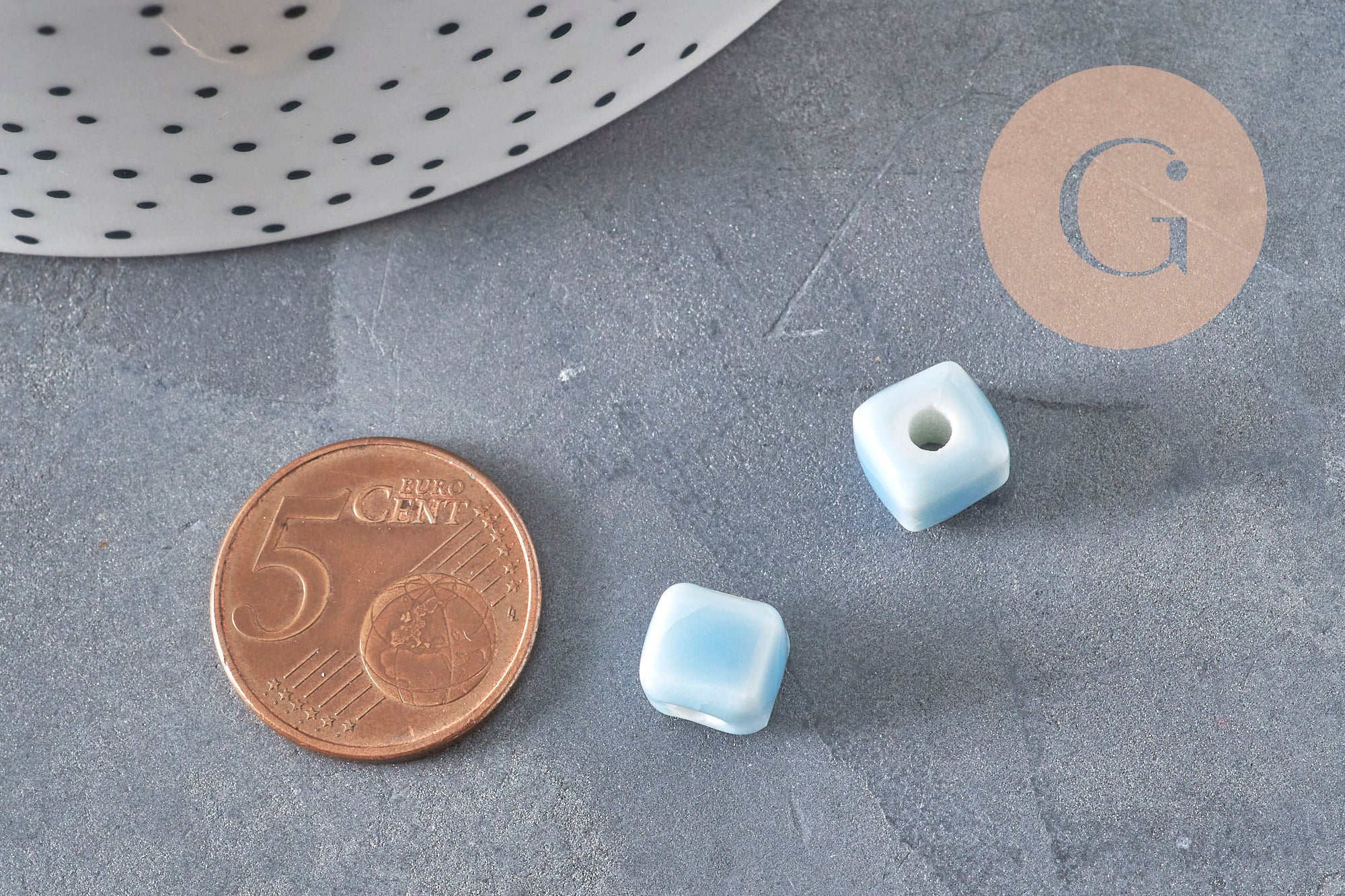 Light blue ceramic cube beads 8mm, x5 (G11240)
