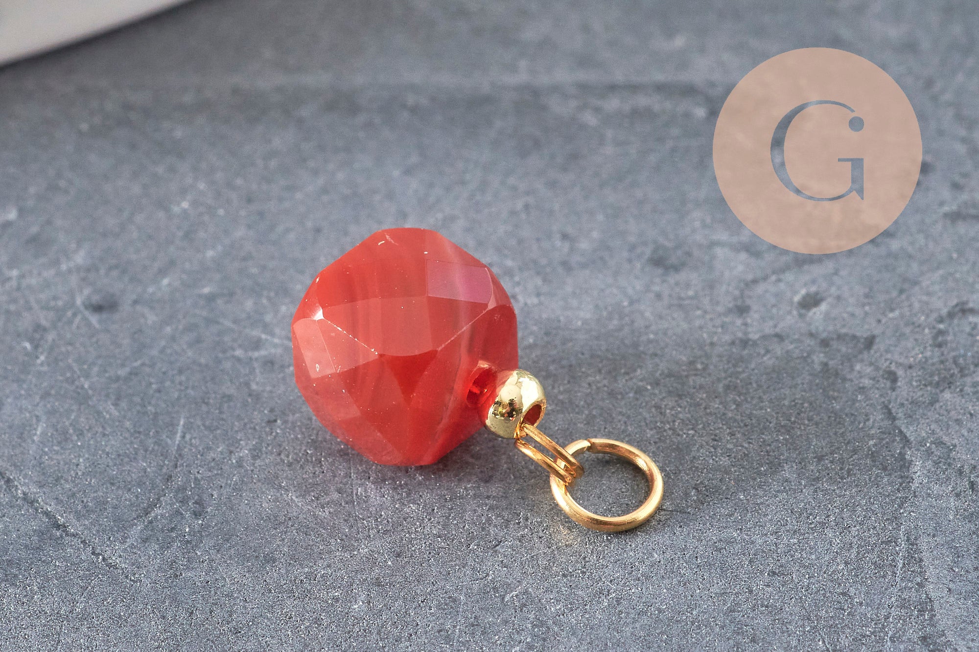 Dije cubo cornalina natural latón dorado 14.5mm, x1 VÁLIDO