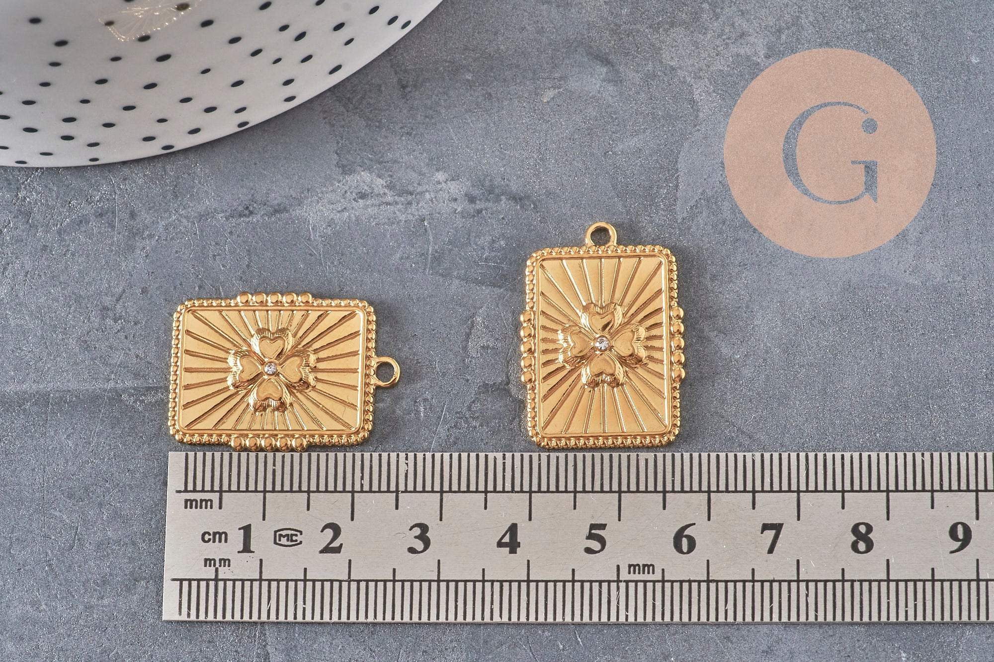 Pendentif rectangle trèfle 4 feuilles acier doré zircon 25mm, x1 (G11276)