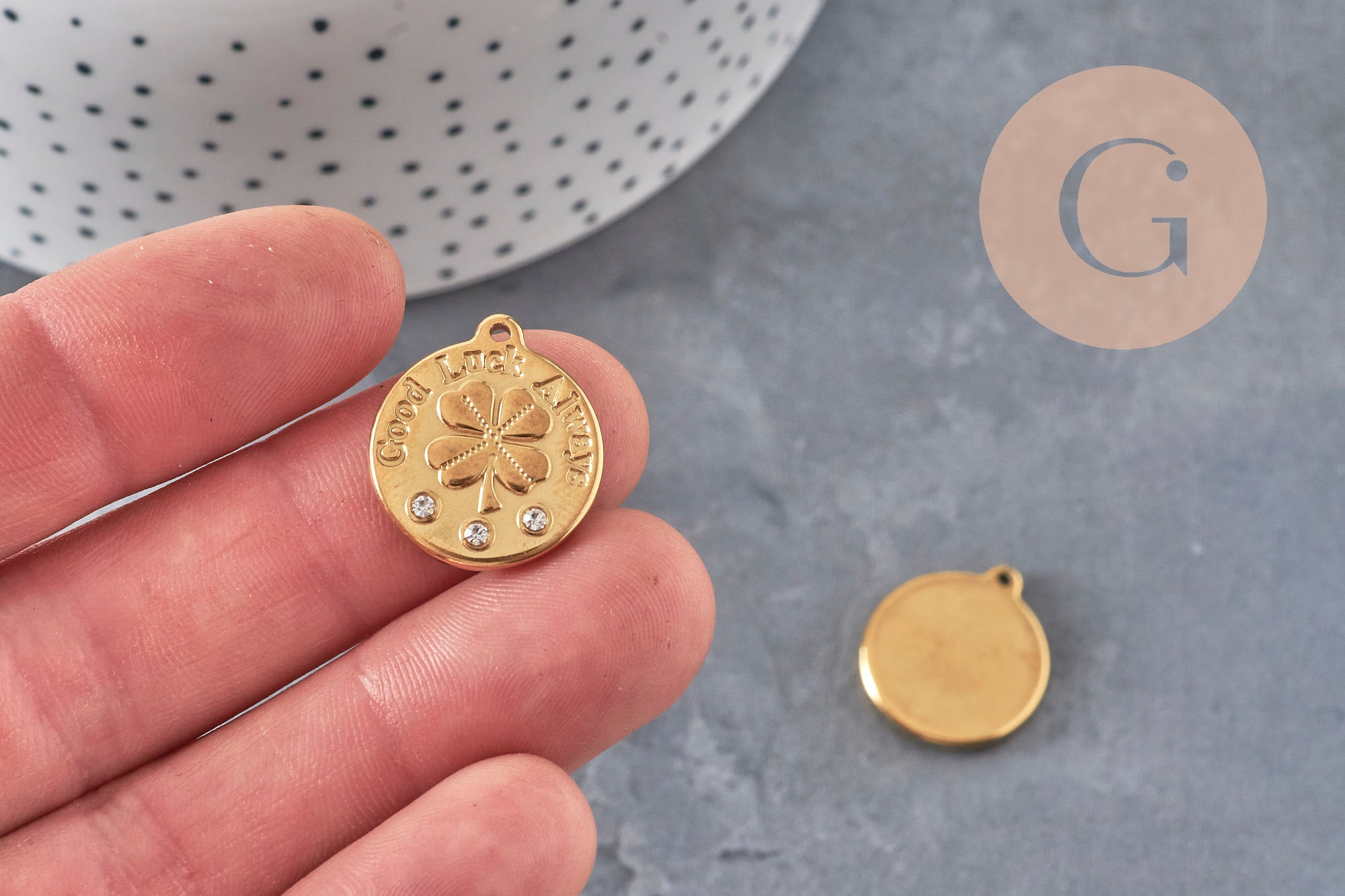 Pendentif médaille trèfle 4 feuilles acier doré zircons 20mm, x1 (G11275)