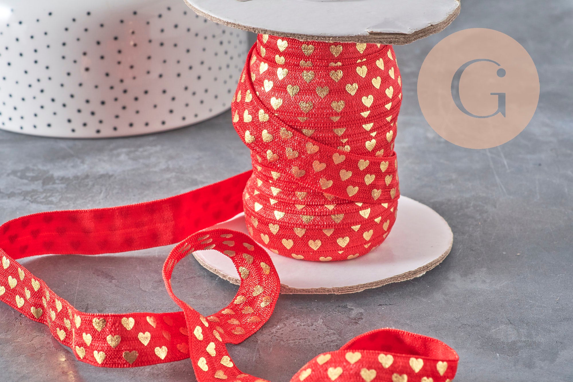 Bobine de ruban élastique rouge de 16mm ornée de petits cœurs dorés pour loisirs créatifs et bijoux DIY.