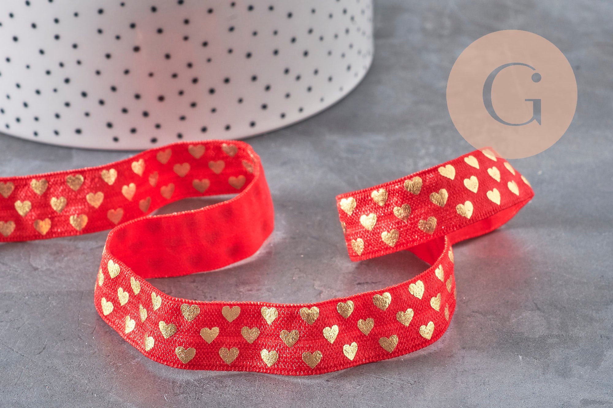 Ruban élastique rouge de 16mm avec motifs de petits cœurs dorés pour bijoux DIY et décorations festives.