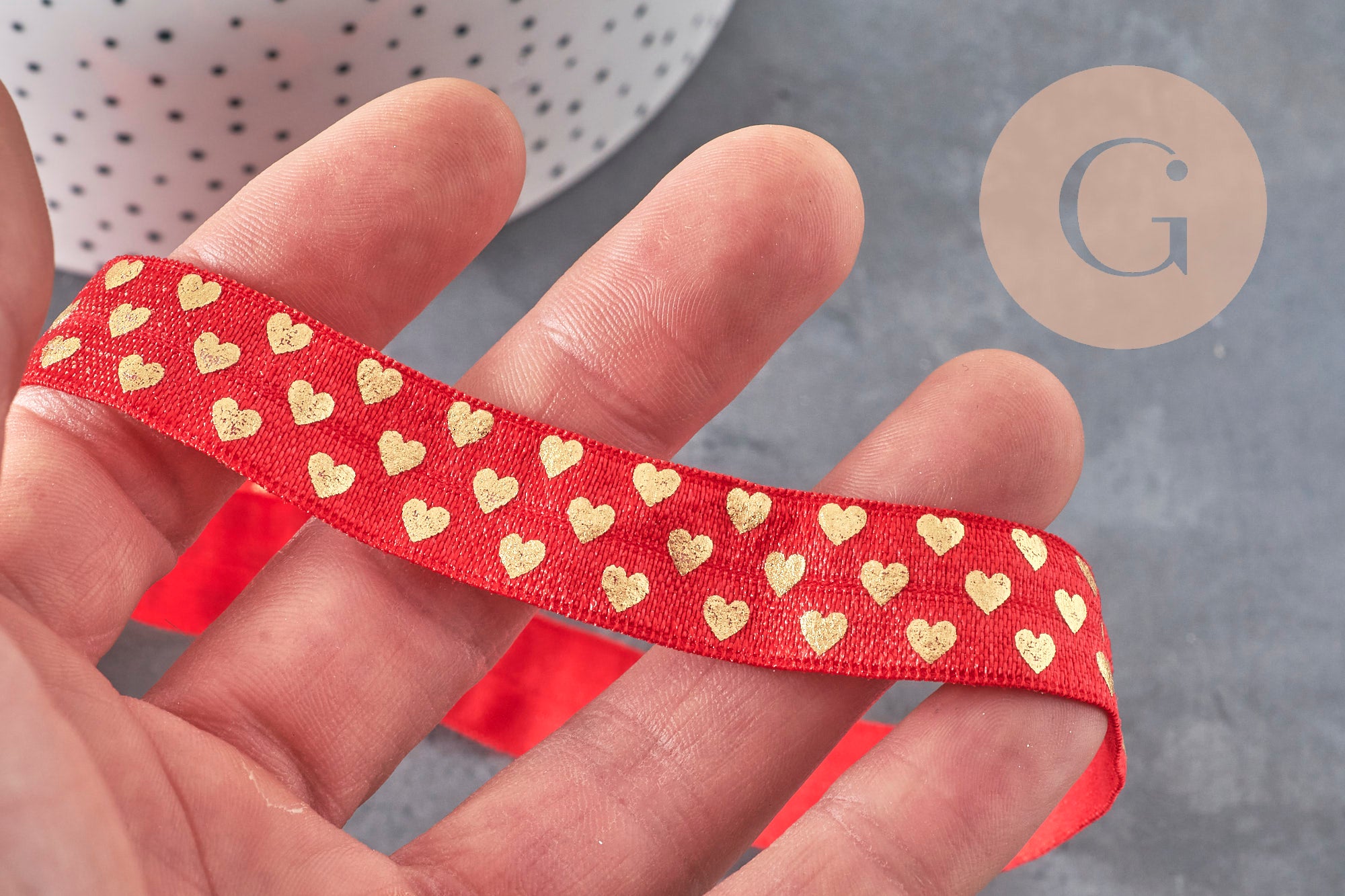 Ruban élastique rouge de 16mm avec motifs de petits cœurs dorés pour bijoux DIY et décorations festives.