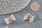 Broche pin de lazo blanco de plástico y hierro dorado, 18.5mm, x1 (G11331)