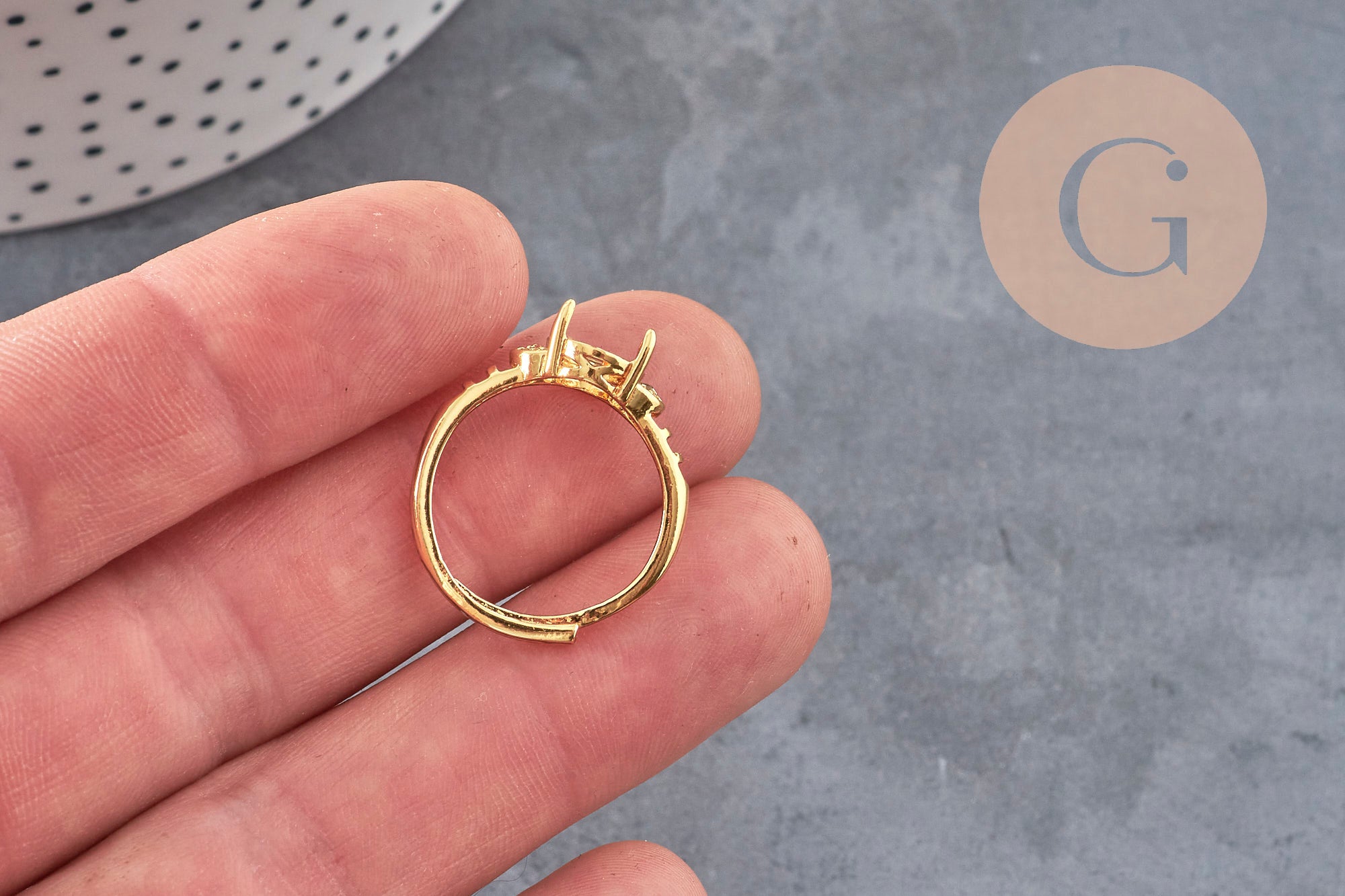 Bague réglable en laiton doré avec support à 4 griffes pour cabochon ovale de 17mm et zircons scintillants.