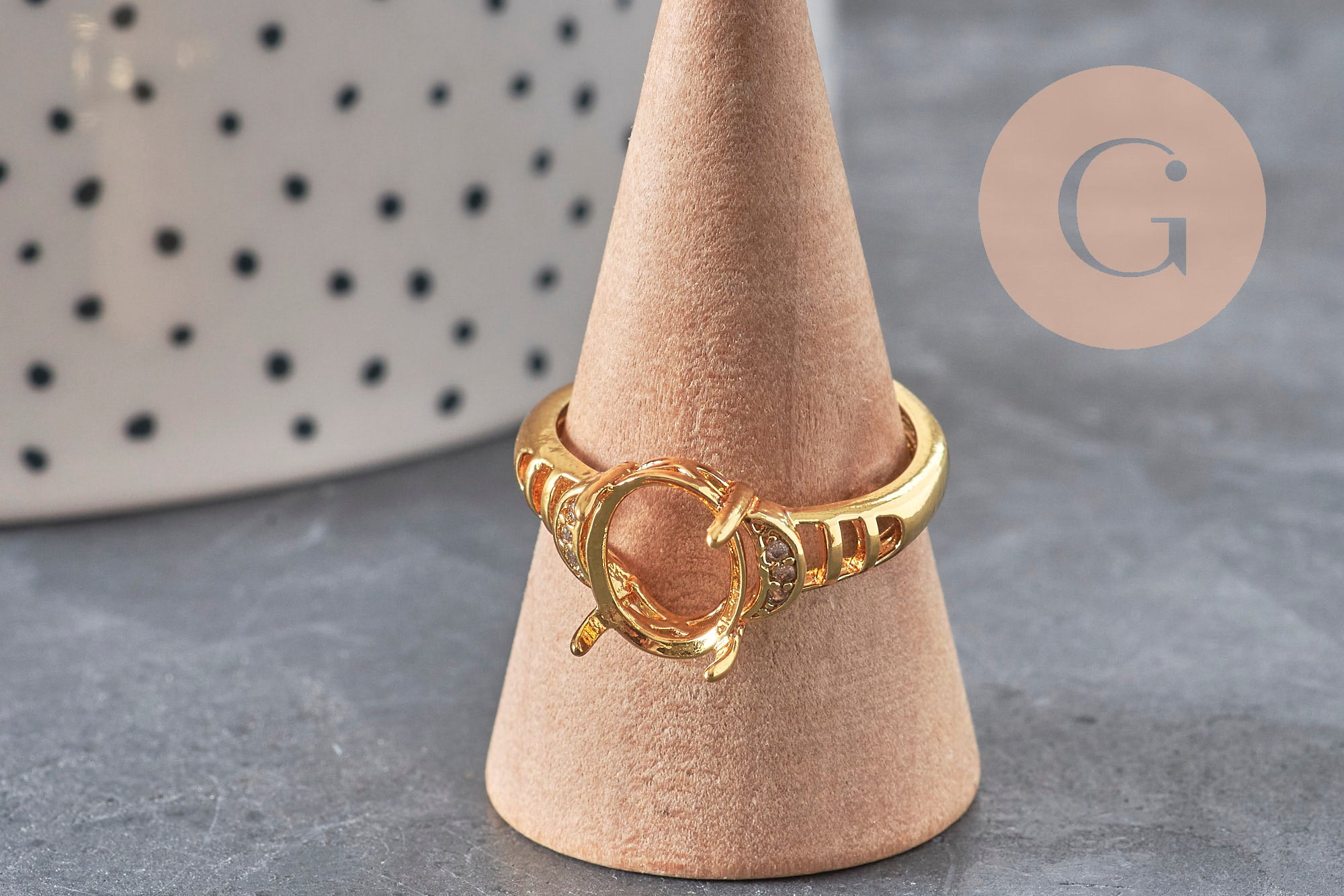 Bague réglable en laiton doré avec support cabochon ovale à 4 griffes et zircons scintillants.