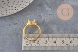 Bague réglable en laiton doré avec support à 4 griffes pour cabochon 17mm et zircons scintillants sur le côté.