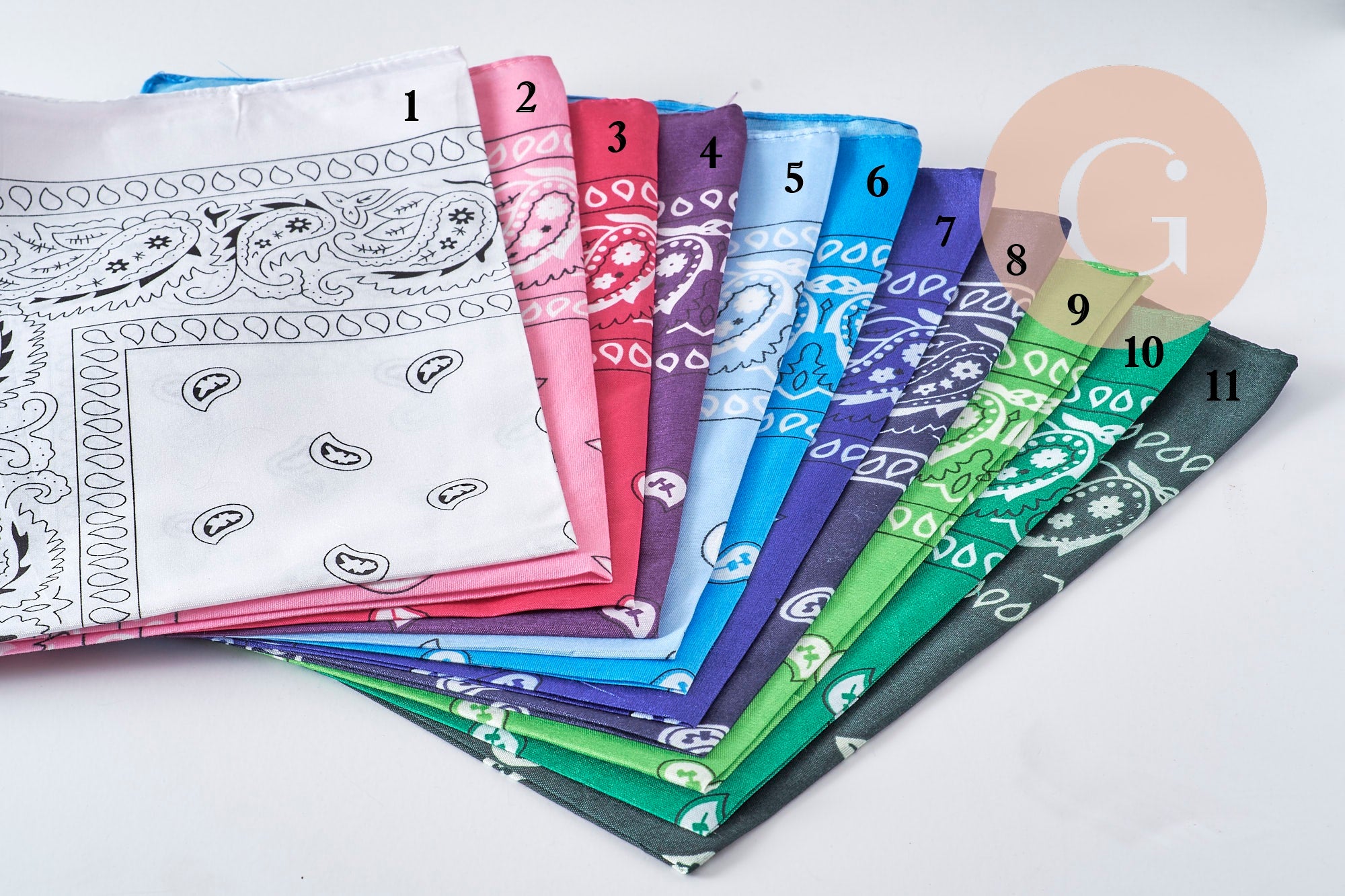 Lot de 11 bandanas en polyester 55x55 cm avec motif cachemire traditionnel, déclinés en une large gamme de couleurs vives.