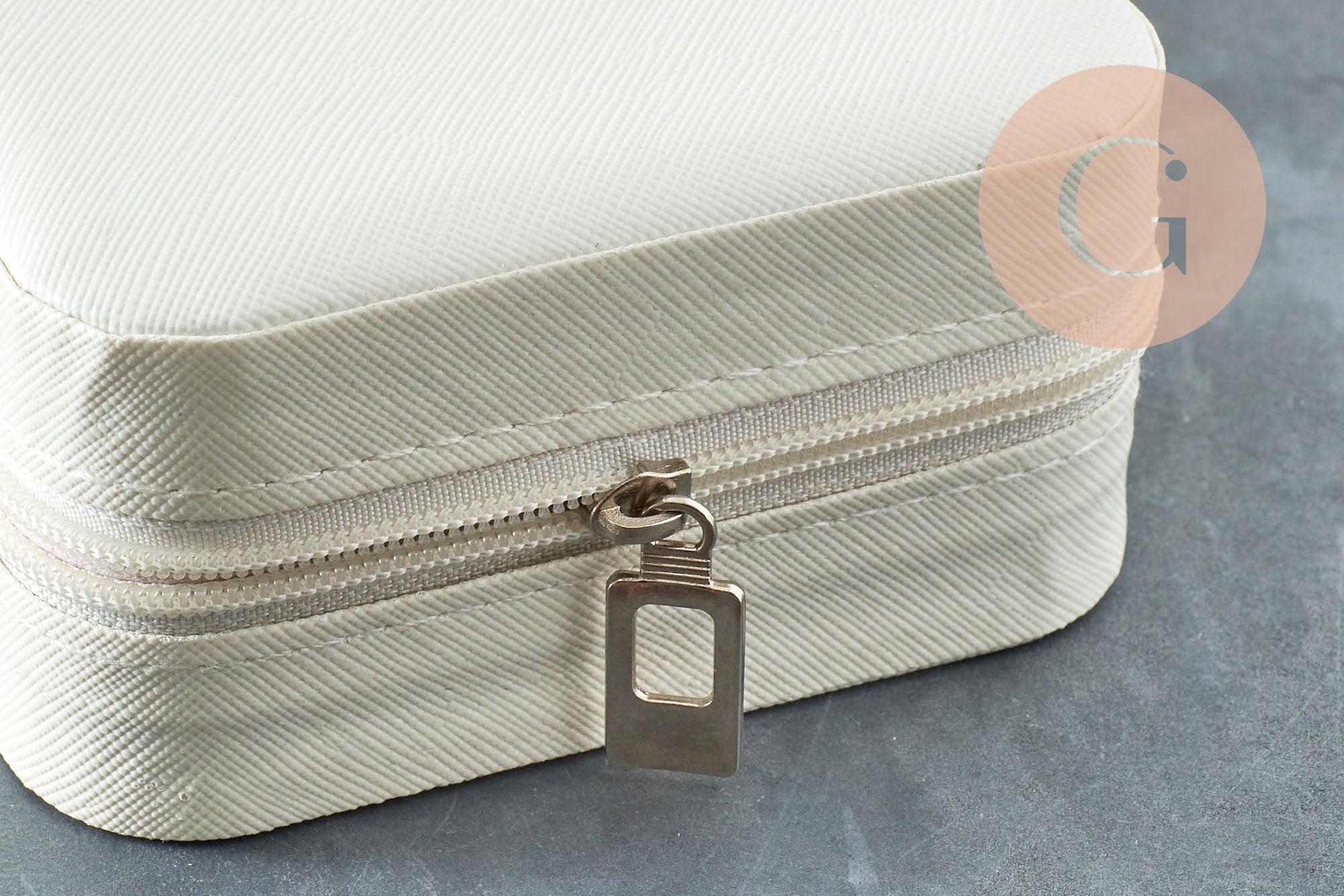 Boite à bijoux en imitation cuir beige carrée 10cm, x1 (G9473)