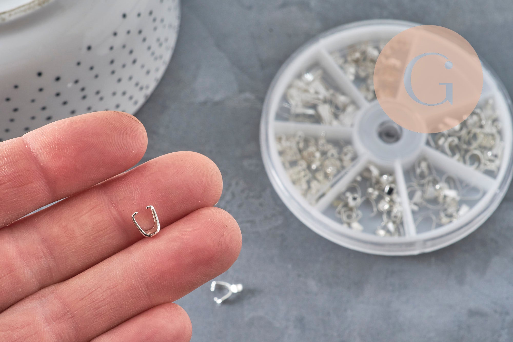 Packs of 120 304 stainless steel silver-plated bails and findings, x1 (G11238)