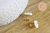 Boucles puces acier doré marguerite blanche résine 13mm, la paire (G7247)