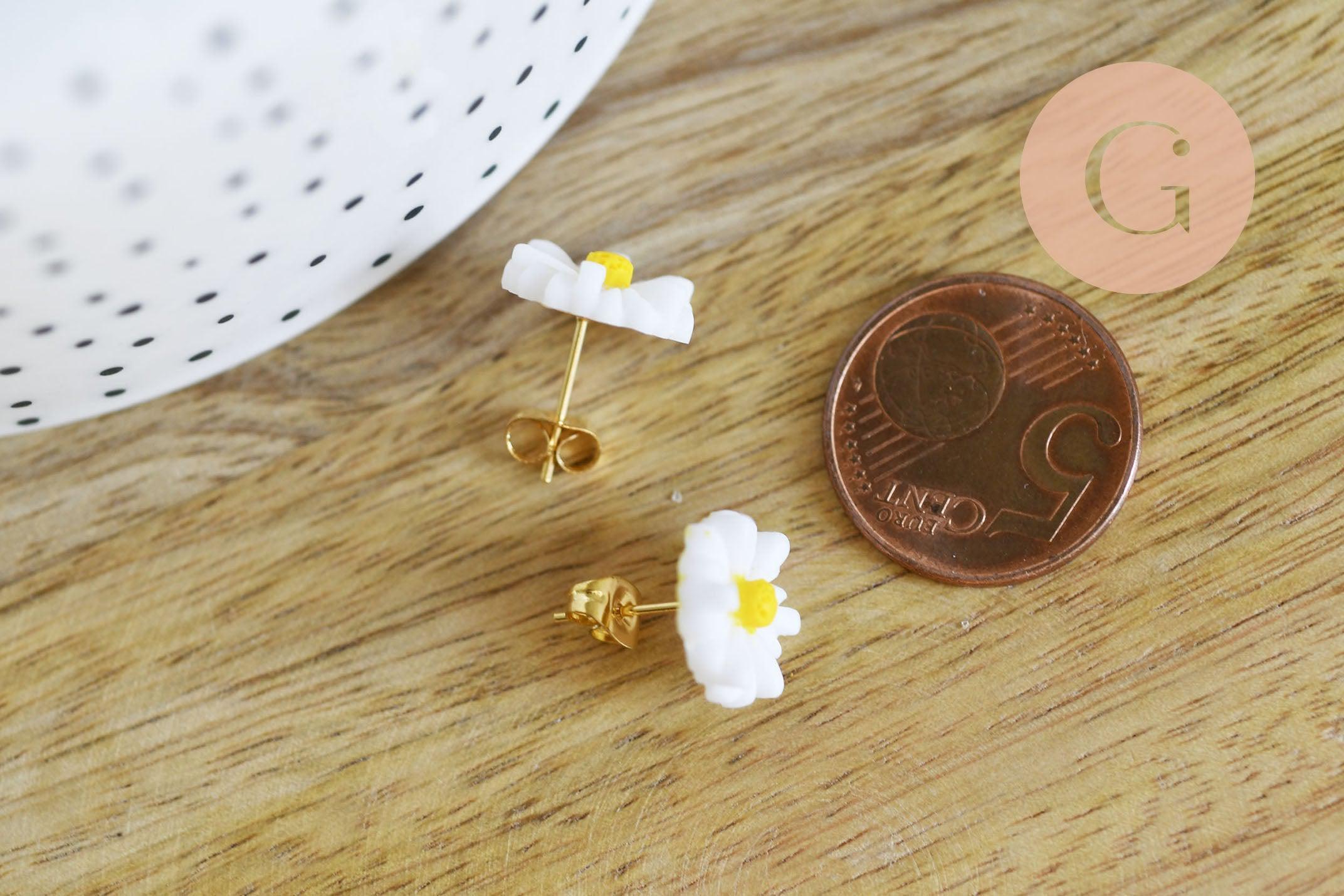 Boucles puces acier doré marguerite blanche résine 13mm, la paire (G7247)