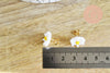 Boucles puces acier doré marguerite blanche résine 13mm, la paire (G7247)