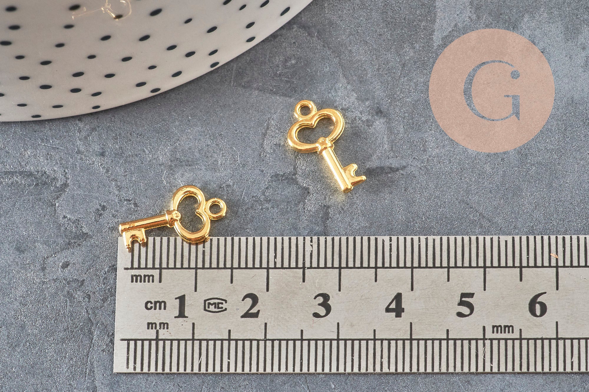 Colgante llave zamak dorado 15.5mm, x10 (G11227)