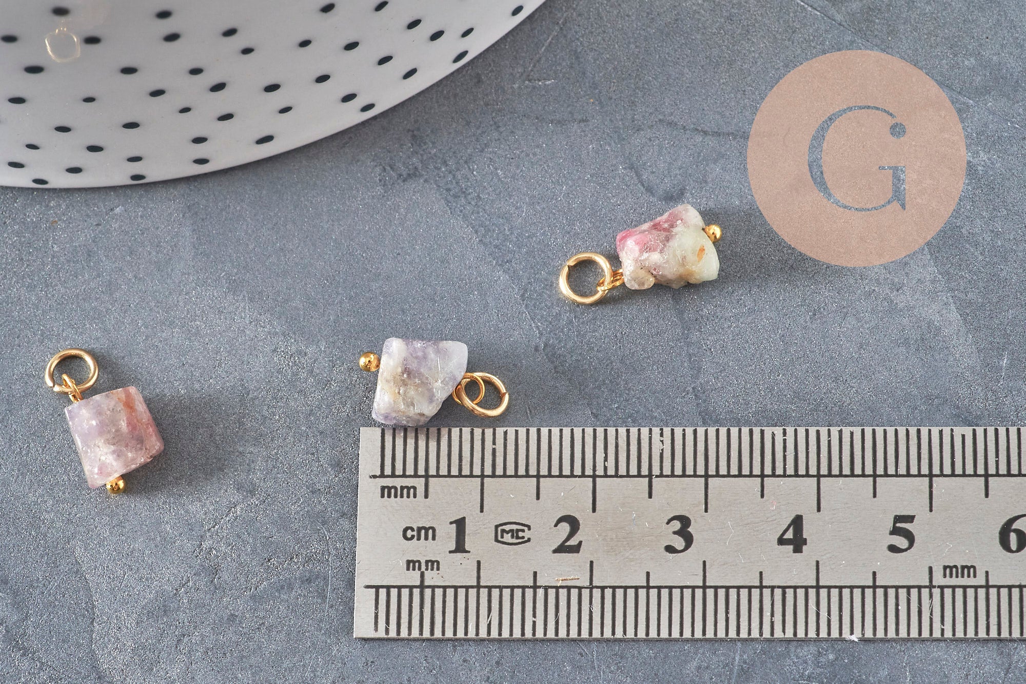 Dijes cubo turmalina natural latón dorado 11.5mm, x1 (G11253)