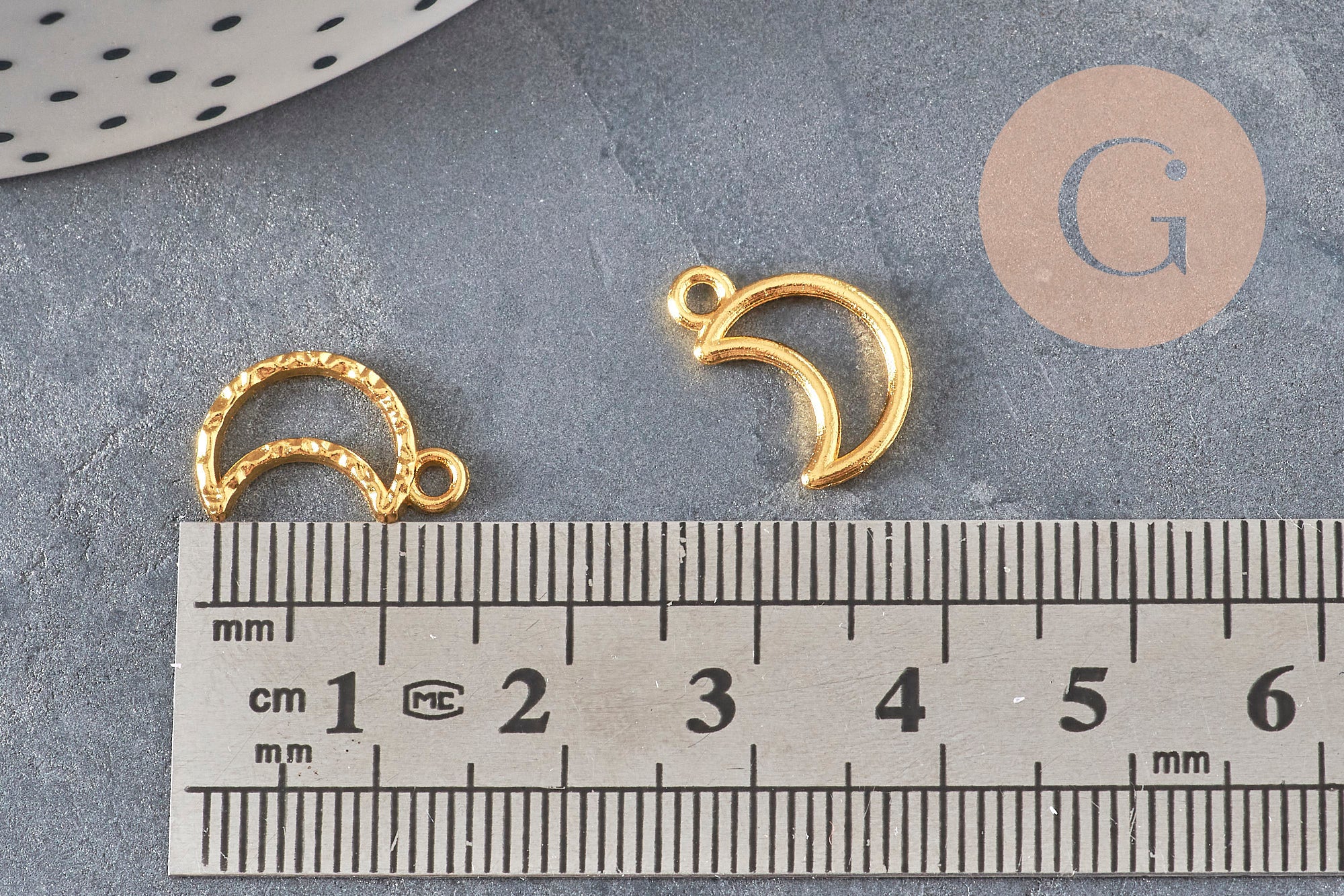Dije luna texturizado calado zamac dorado 15mm, x5 (G11221)