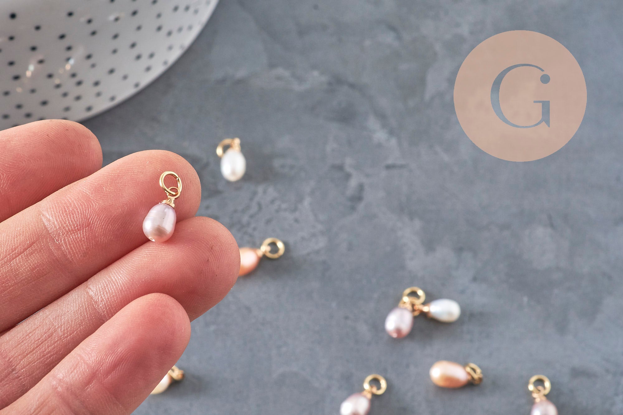 Breloque goutte en perle d'eau douce naturelle rose pêche avec attache en laiton doré, 11mm pour bijoux DIY.