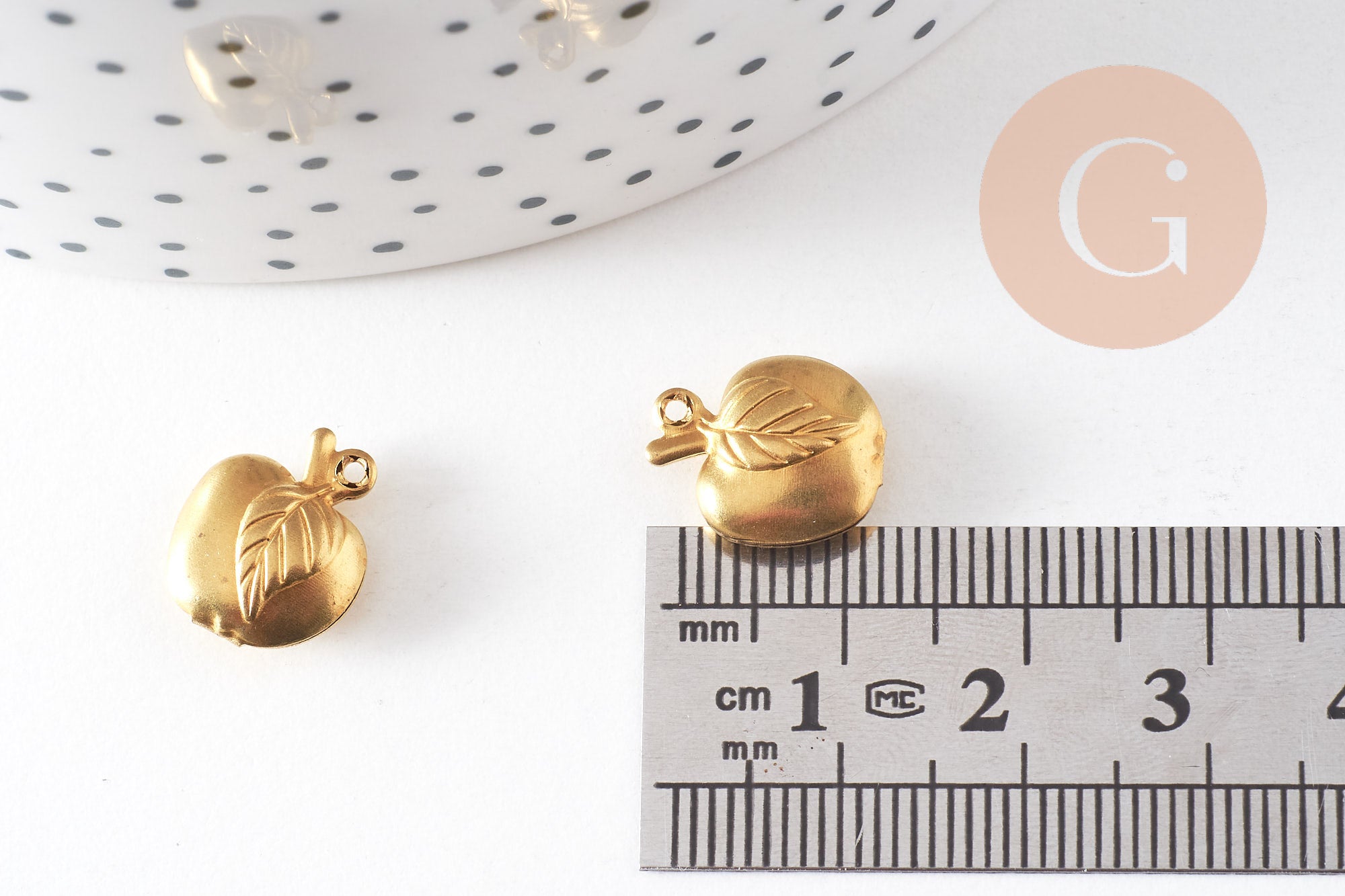 Breloque pomme laiton brut , fournitures créatives, pendentif sans nickel, pendentif geometrique,1cm, x10 G0692