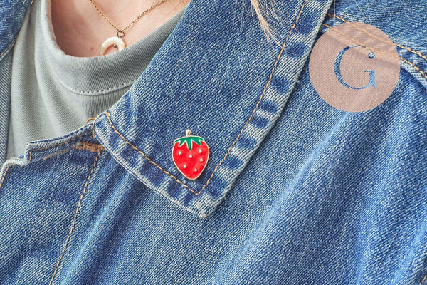 Broche émail fraise rouge et vert zamac doré 21mm, x1 (G7844)