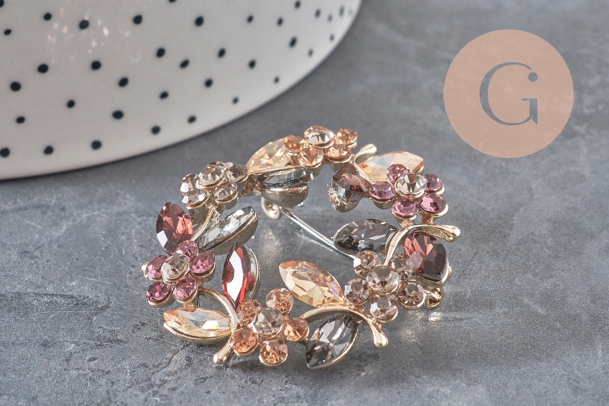Broche flores circonitas multicolor zamak dorado esmaltado 41mm, x1 (G11256)