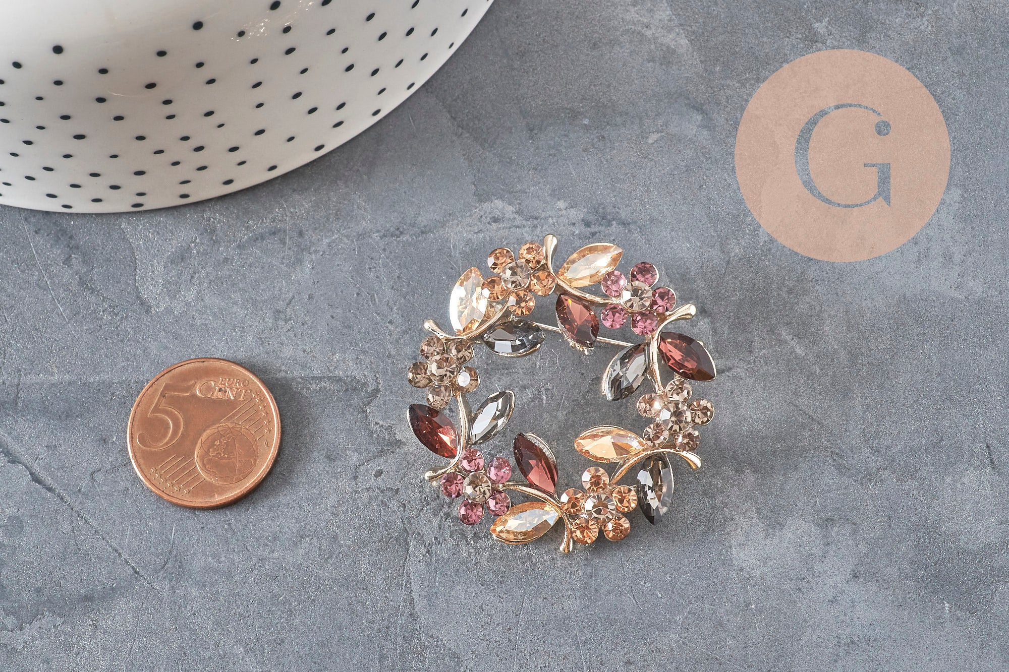 Broche flores circonitas multicolor zamak dorado esmaltado 41mm, x1 (G11256)