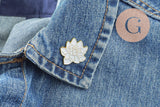 Broche pins Fleurs Lotus blanc zamac doré émail 25mm,broche dorée, décoration veste, x1 (G9744)
