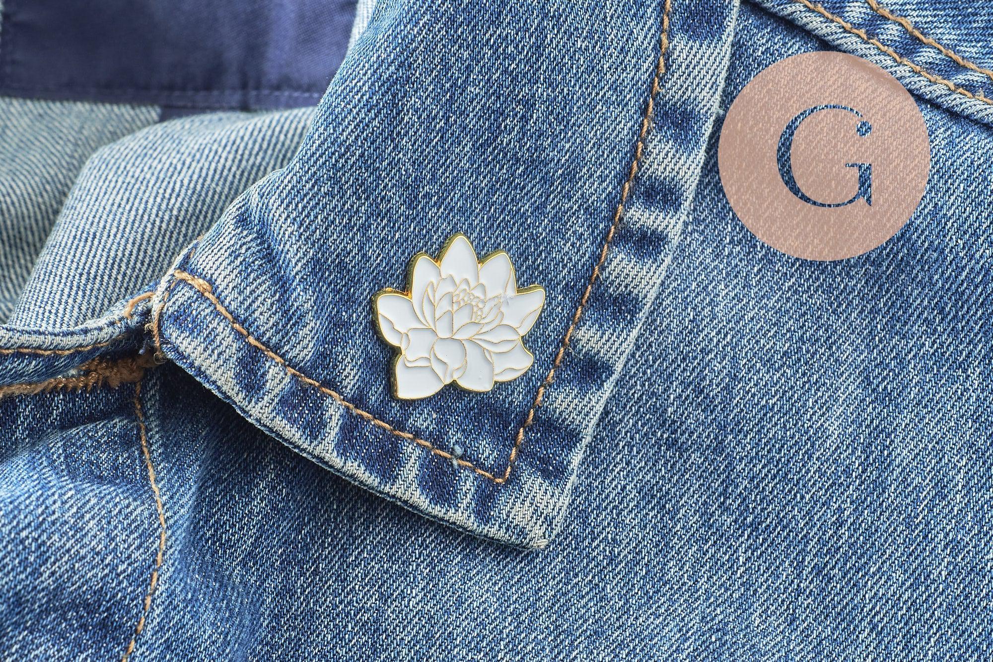 Broche pins Fleurs Lotus blanc zamac doré émail 25mm,broche dorée, décoration veste, x1 (G9744)
