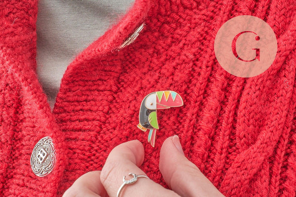 Broche pins Oiseau toucan doré émail multicolore 31x22mm,broche dorée, décoration veste, x1 (G5954)