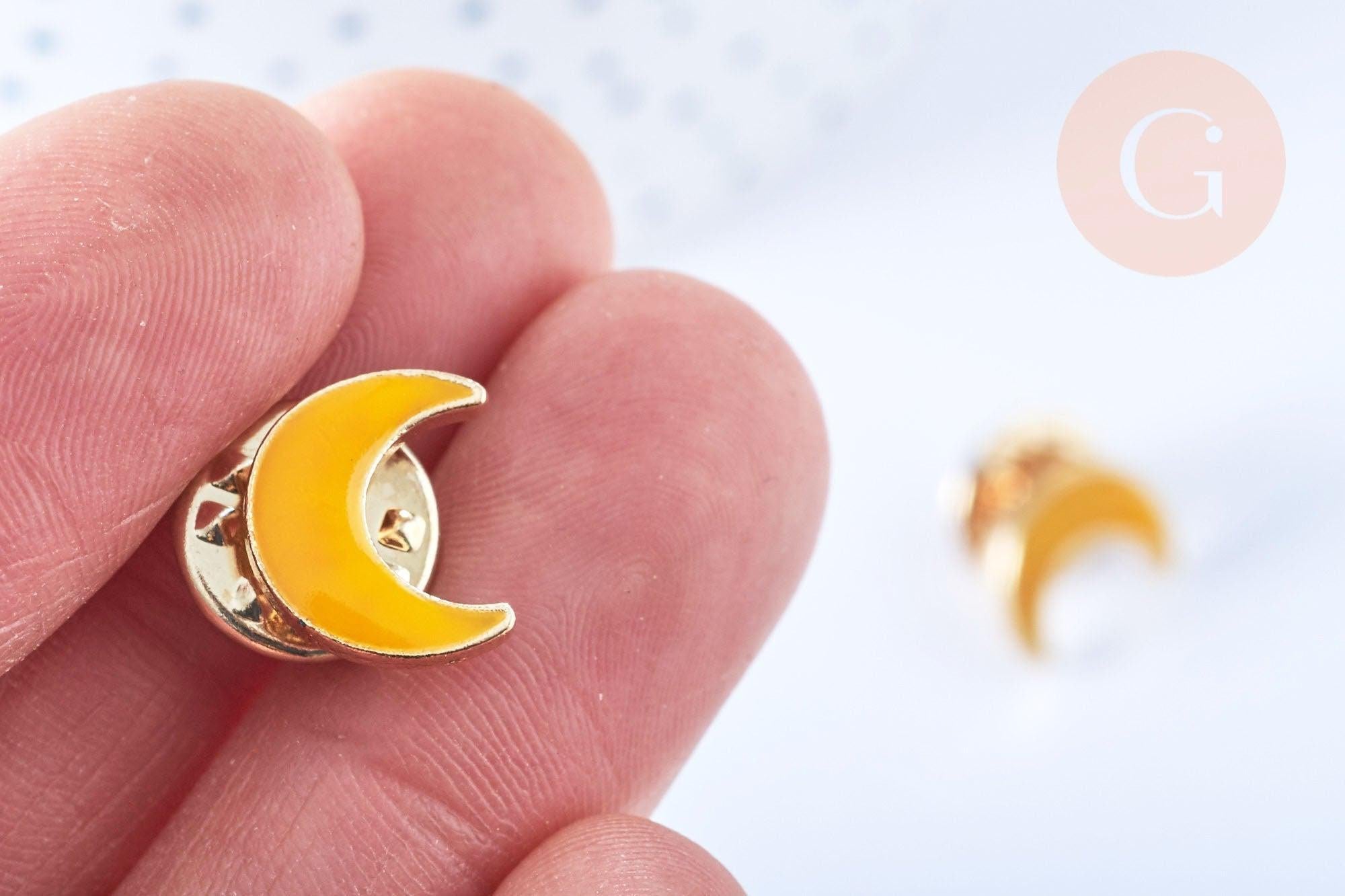Broche pins croissant de lune mystique émail jaune doré émail 11x12.5mm, x1 (G6621)
