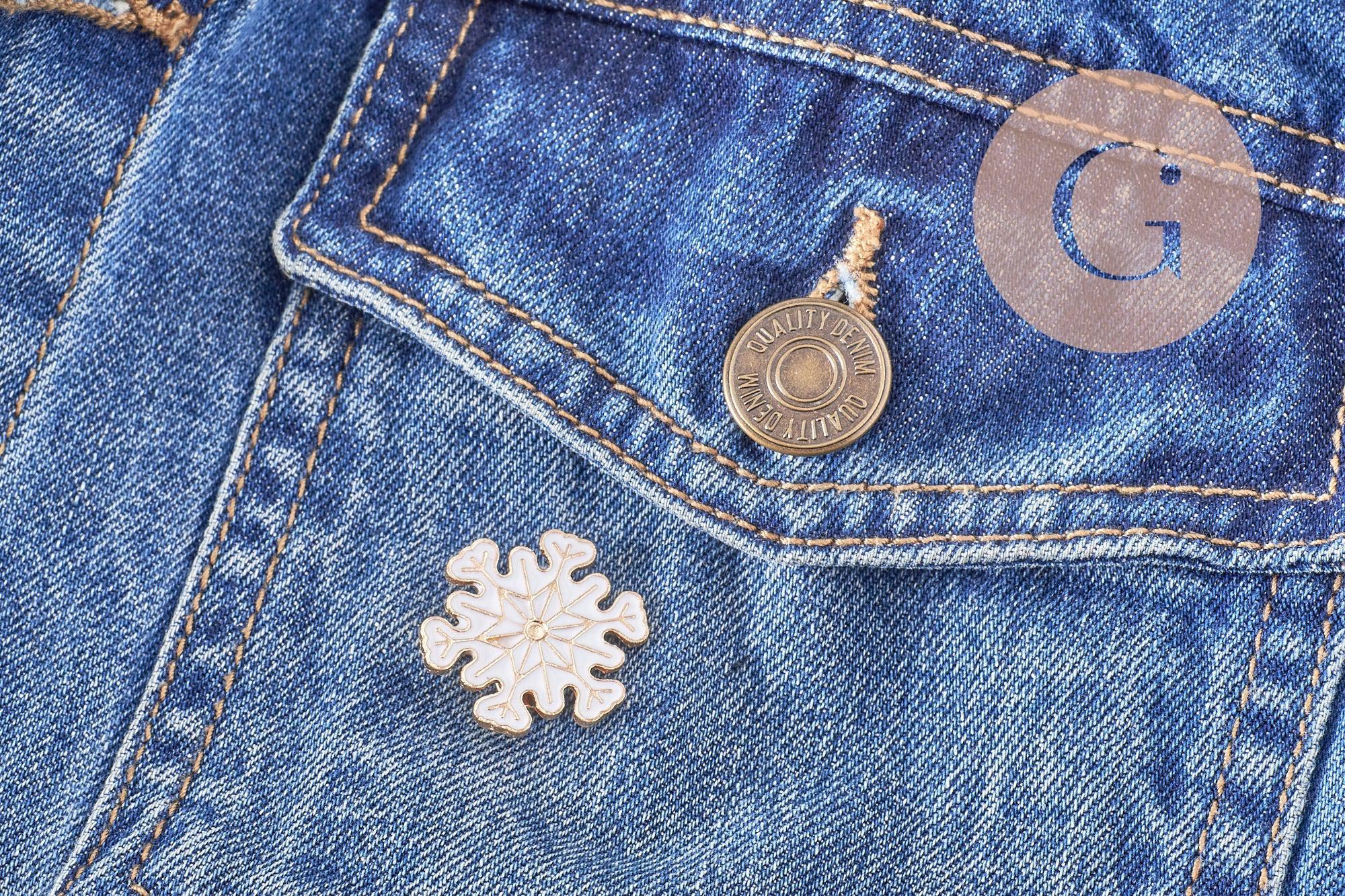 Broche pin's flocon de neige blanc zamac doré 24mm, x1 (G10097)