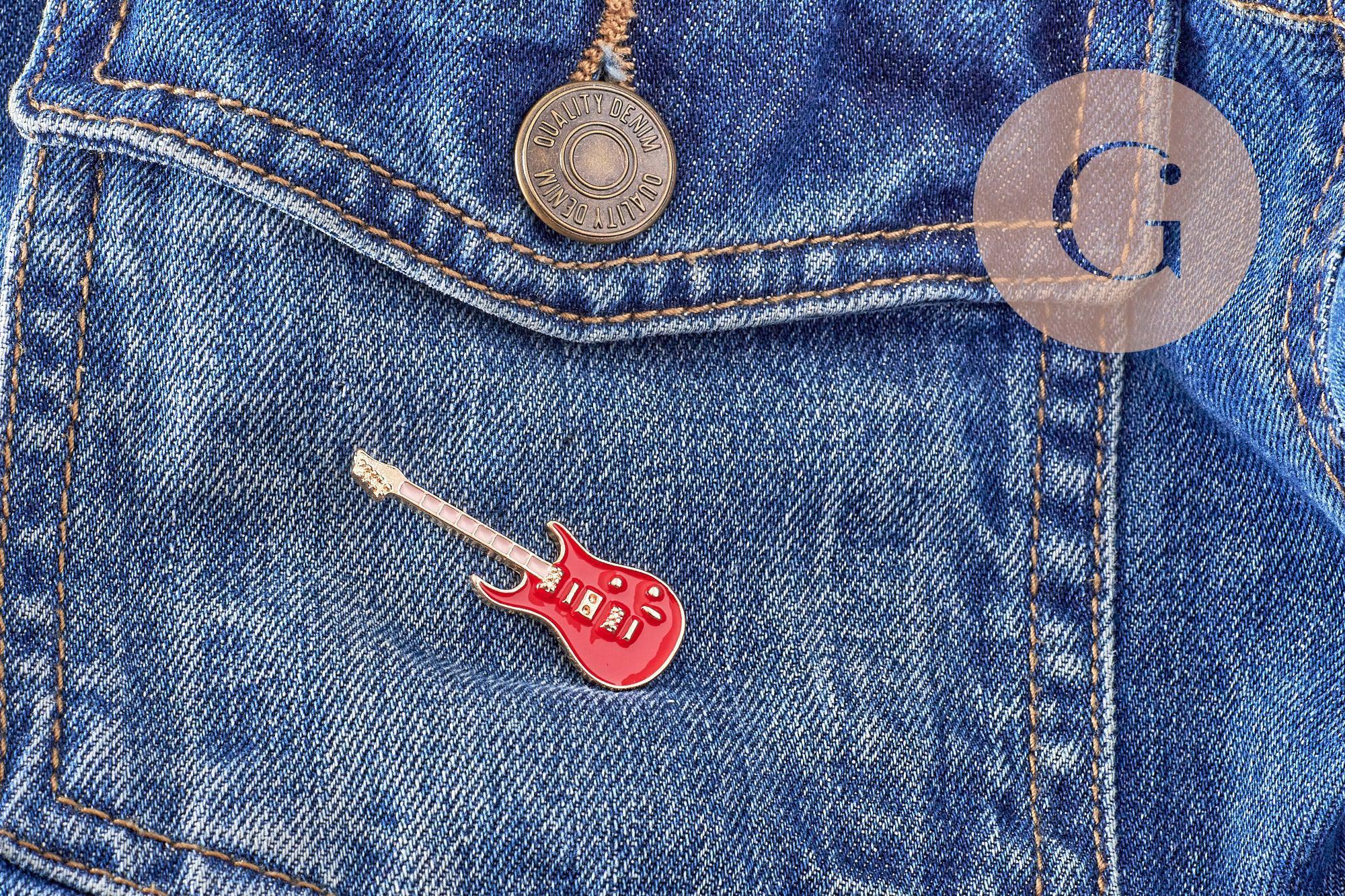 Broche pins guitare émail rouge doré 42mm, x1 (G10168)