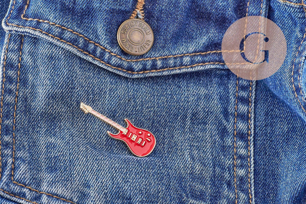 Broche pins guitare émail rouge doré 42mm, x1 (G10168)