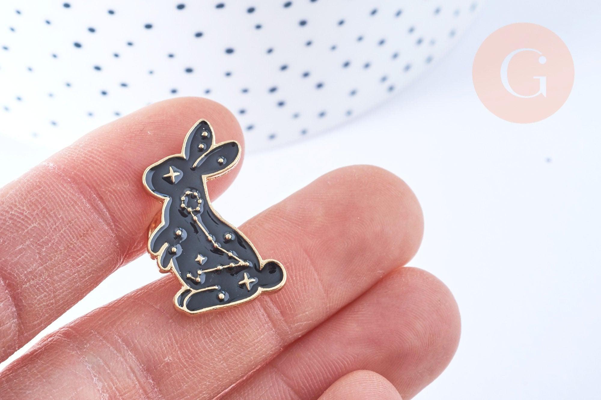 Broche pins lapin motif mystique noir doré émail 26x17mm, décoration veste, x1 (G6617)