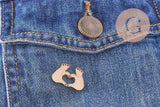 Broche pins mains coeur zamac doré émaillé beige rouge 15mm, x1 (G10161)