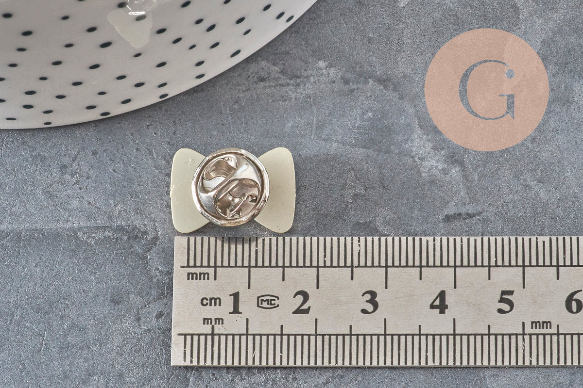 Broche pin's noeud blanc plastique & fer doré 18.5mm, x1 (G11331)