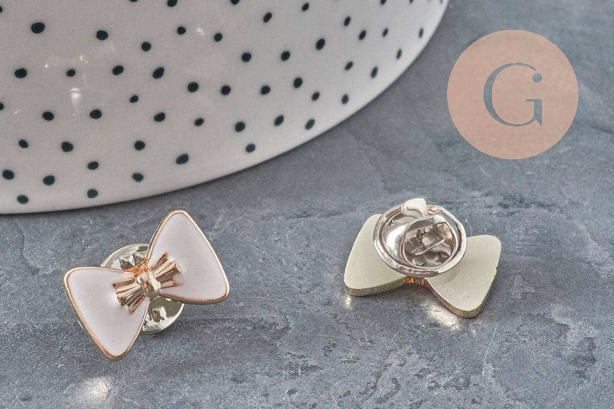 Broche pin's noeud blanc plastique & fer doré 18.5mm, x1 (G11331)