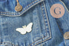 Broche pins papillon blanc mystique zamac doré 39mm, x1 (G9743)