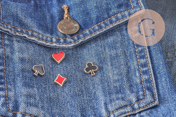 Broche pins symbole carte à jouer coeur carreau trèfle pique zamac doré émail 12-13mm x1 (G10162)