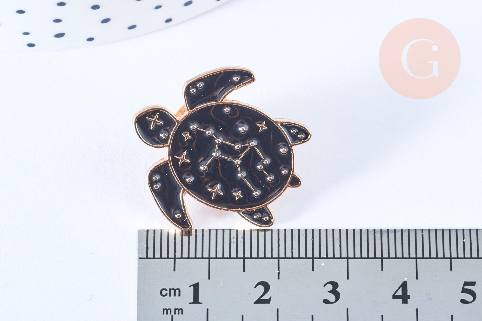 Broche pin's tortue de mer motif mystique noir doré émail 26.5mm, x1 (G6616)