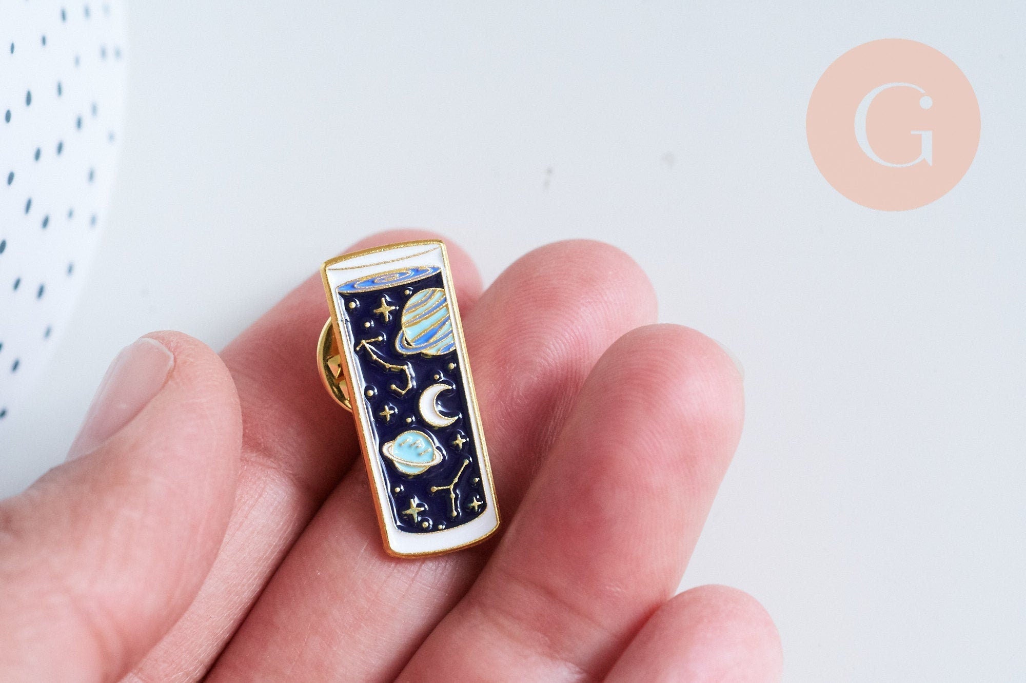 Broche pins verre mystique lune et étoiles émail bleu doré émail 27.5mm,décoration veste,x1 (G6716)