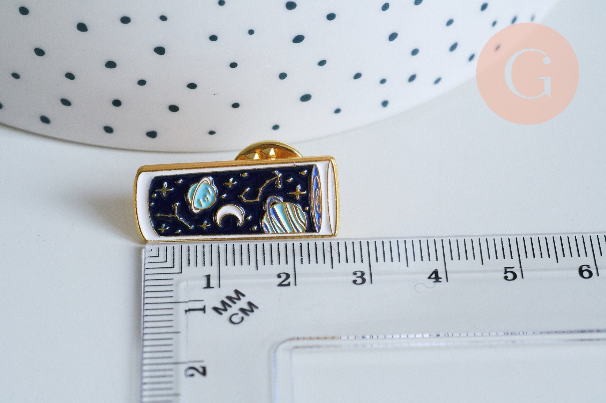 Broche pins verre mystique lune et étoiles émail bleu doré émail 27.5mm,décoration veste,x1 (G6716)